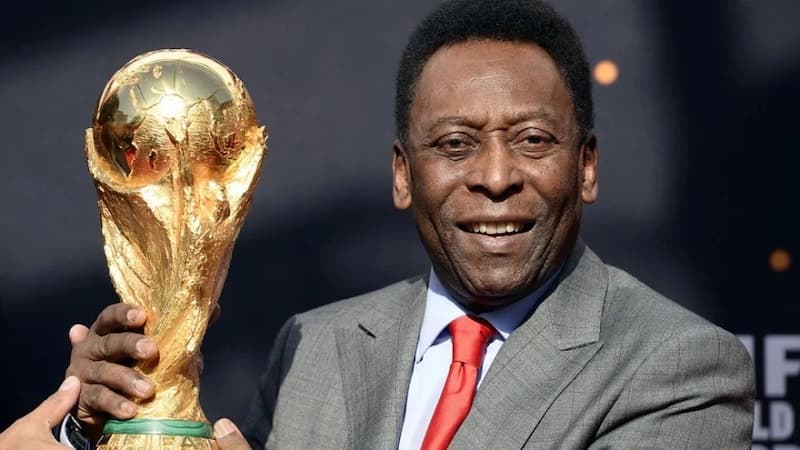 Huyền thoại Pelé có 3 lần nâng chiếc cúp vô địch World Cup